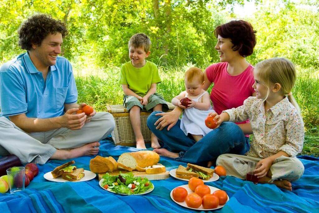 rodzina na pikniku