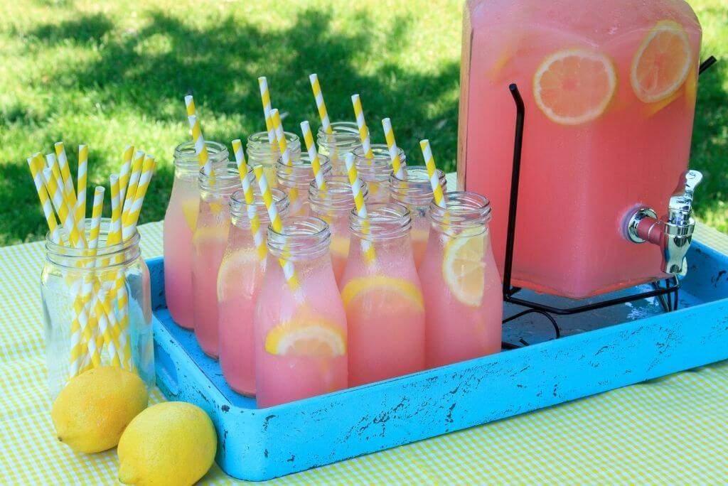 butelki z lemoniadą na kocu piknikowym