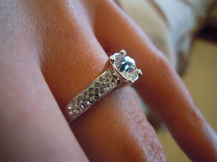 Trudny wybór – jak zdecydować się na pierścionek zaręczynowy?