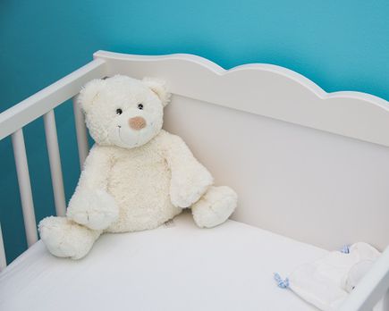 Jak wyposażyć łóżeczko dla niemowlaka?