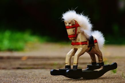 Koń na biegunach symbolem dzieciństwa