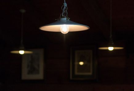 Lampa nad stół - w jakich pomieszczeniach wieszać?
