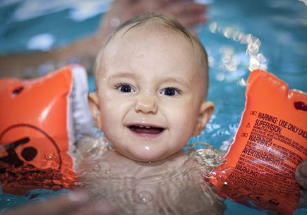 Nauka pływania dla niemowląt