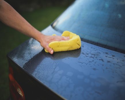 Ręczne mycie auta - porady krok po kroku