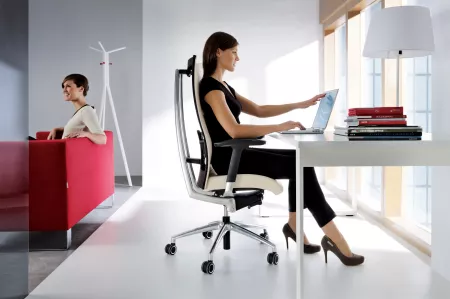 Ergonomiczne krzesła i fotele biurowe - jak wybrać idealny model dla siebie.