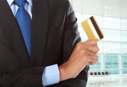 Jak prawidłowo korzystać z karty kredytowej, aby zarobić na niej pieniądze 