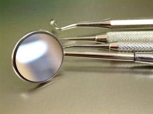 Implanty zębów – jak wygląda procedura ich założenia? 