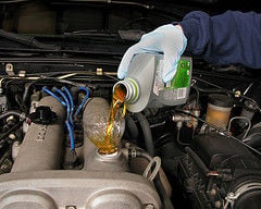 Jak dolać olej do silnika w samochodzie – poradnik specjalnie dla kobiet