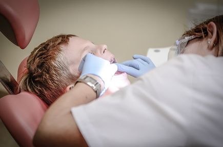 Czym zajmuje się protetyka stomatologiczna?