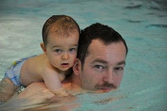 Czy warto uczyć niemowlaka pływać?