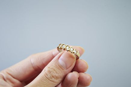 O czym warto wiedzieć, wybierając pierścionek na zaręczyny?