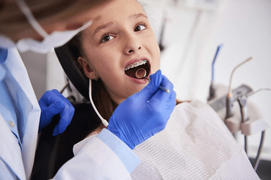 Dziecko u dentysty - jak uniknąć stresu przed adaptacyjną wizytą u stomatologa?