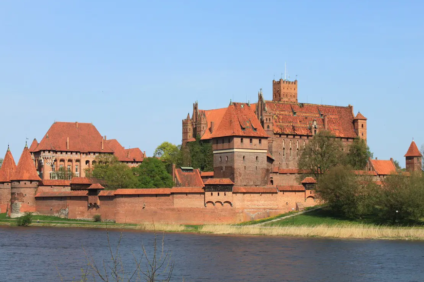 Malbork: Kamienne echa historii zawarte w murach zamku