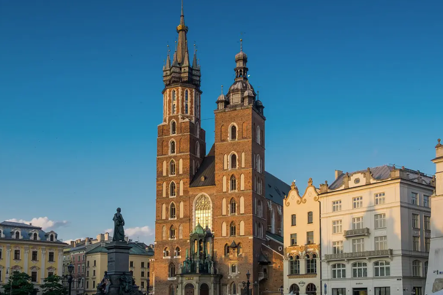 Bazylika Mariacka w Krakowie: Perła gotyckiego piękna i duchowy symbol miasta