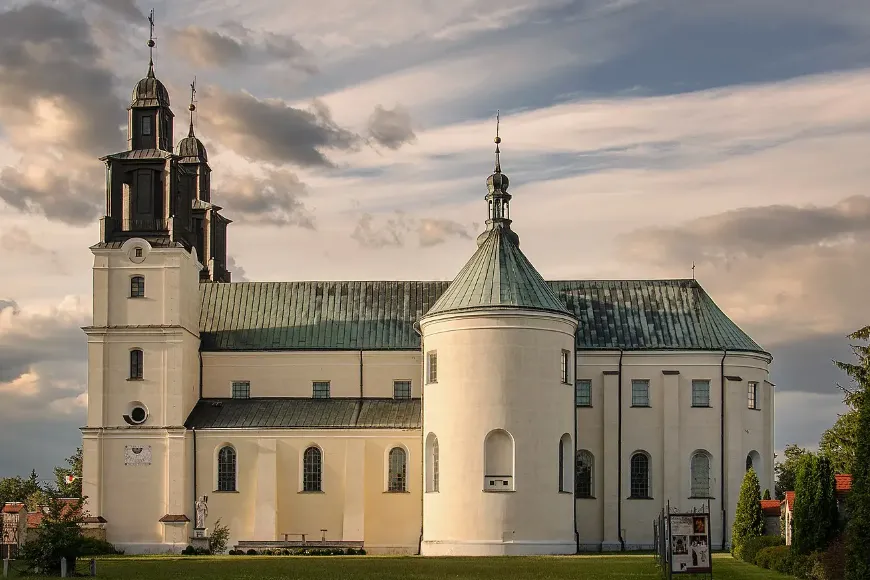 Bazylika Wniebowzięcia Najświętszej Maryi Panny w Gidlach: Schowany skarb wśród polnych dróg