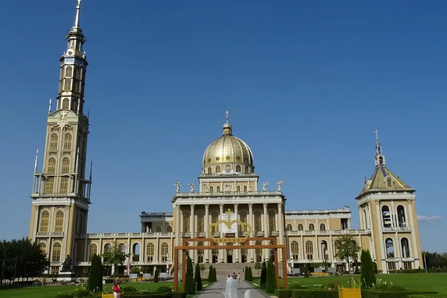 Światło w Mgle: Tajemnice Sanktuarium Matki Bożej Licheńskiej
