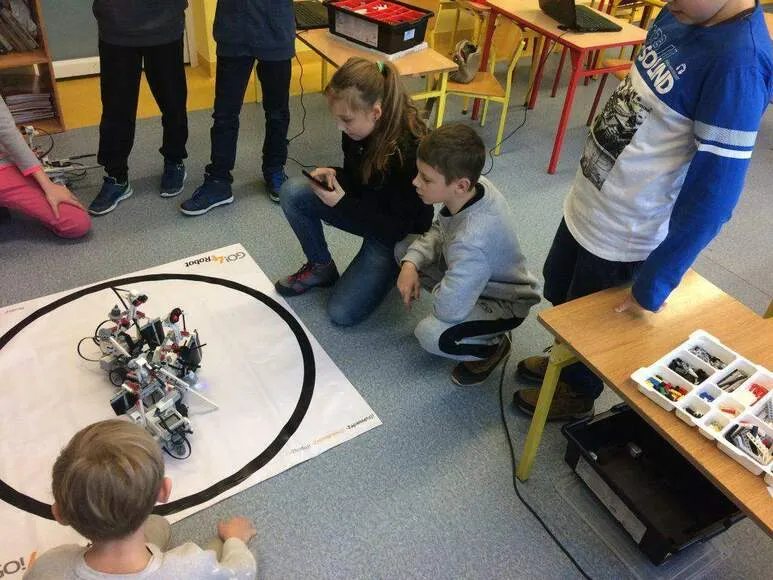 Roboty interaktywne - dlaczego warto zapisać dziecko na zajęcia z robotyki?