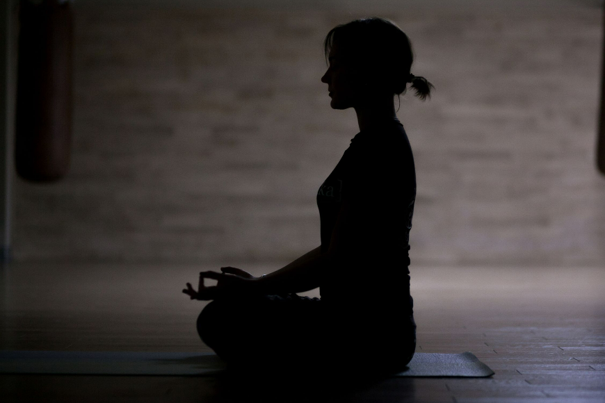 Jak zacząć wdrażać praktyki jogi i medytacji w codzienne życie?