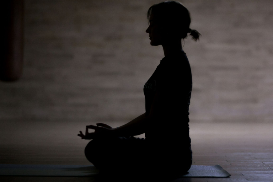 Jakie korzyści dla zdrowia niesie regularne praktykowanie medytacji i jogi?