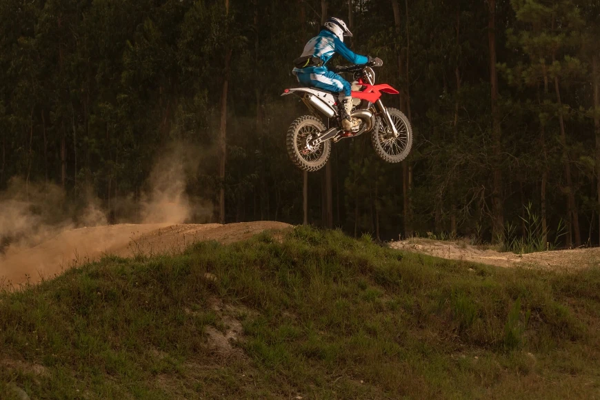 Co grozi za jazdę motocrossem po prywatnej łące?