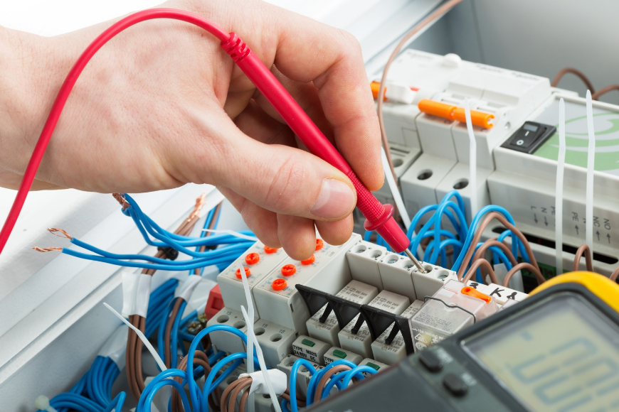 Jakie elektryczne urządzenia pomiarowe są niezbędne w pracy każdego elektryka i elektornika?