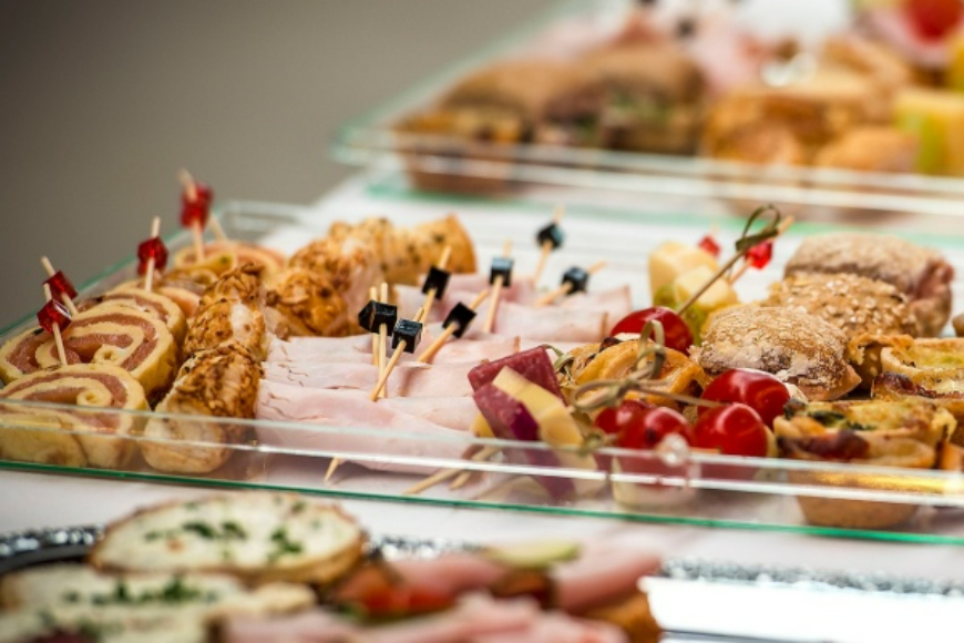 Catering na każdą okazję – jak wybrać idealną ofertę?