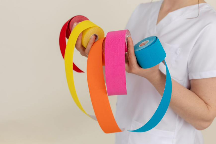 Kinesiotaping w logopedii – nowoczesne wsparcie terapii mowy