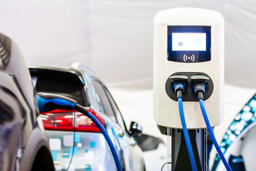 Stacje ładowania do samochodów elektrycznych – co warto wiedzieć?