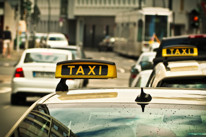 Czy warto korzystać z przewozów taxi, jakie są za i przeciw?