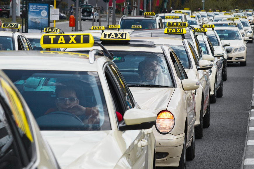 Korporacje taksówkowe – dlaczego warto korzystać z usług taxi i kiedy?
