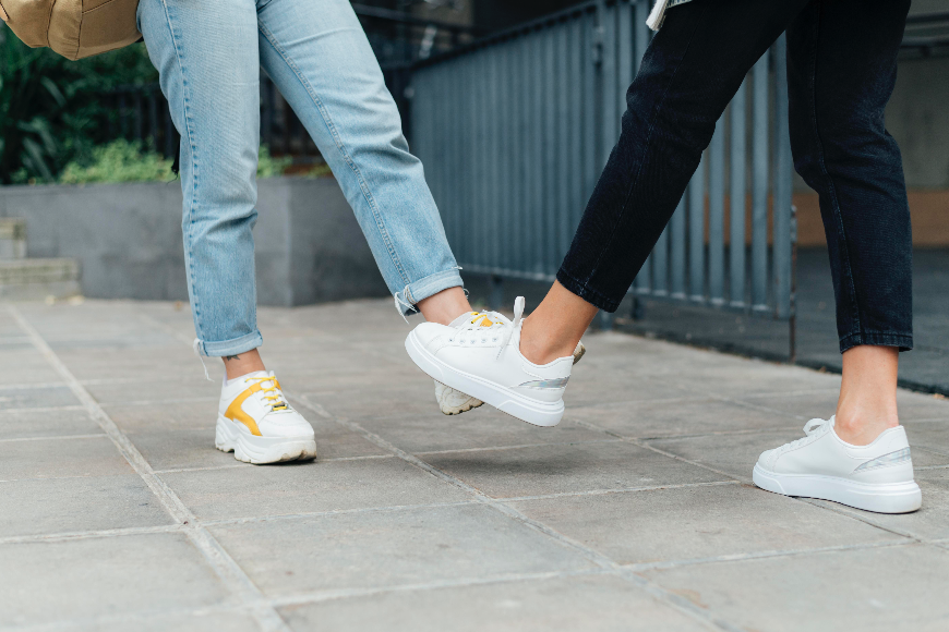 Podpowiadamy, z czym nosić damskie sneakersy