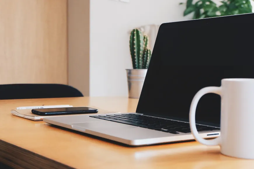 Naprawa laptopa po zalaniu – co zrobić, aby zminimalizować zniszczenia?