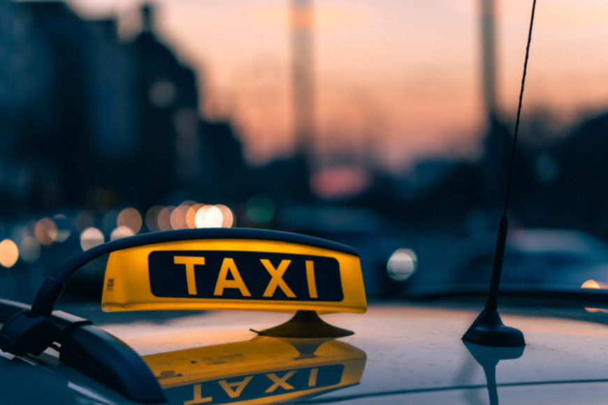 Jakie korzyści płyną z podróżowania taksówką?