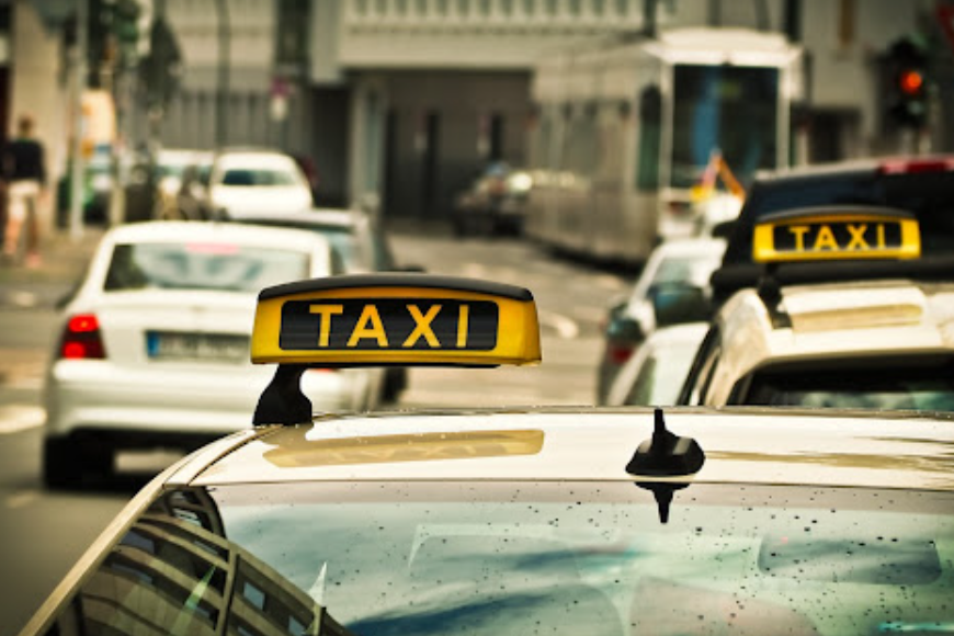 Czym jest taniej i wygodniej podróżować? Taksówką czy własnym samochodem?