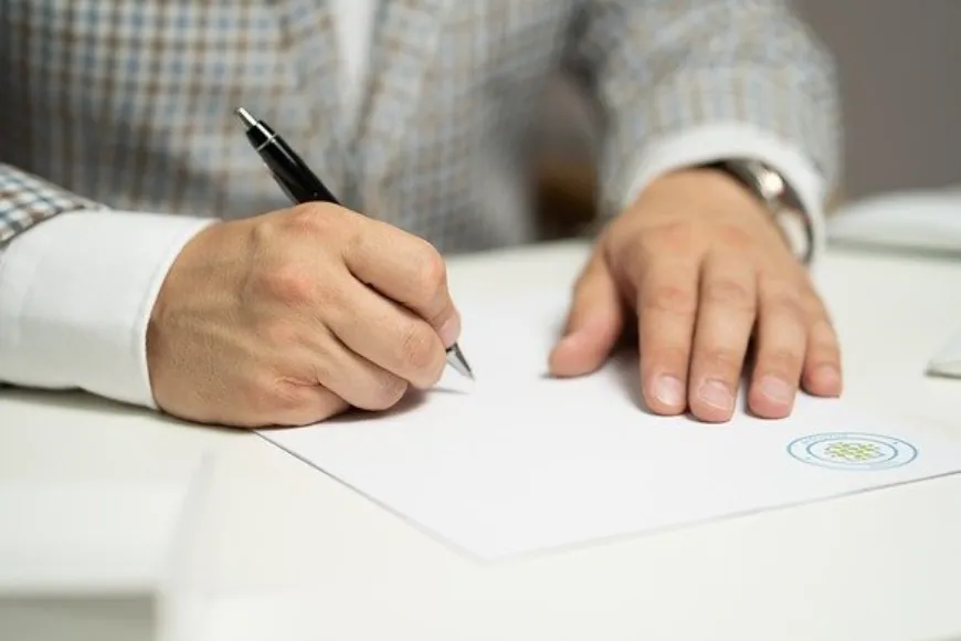 Różnica między wypowiedzeniem umowy o pracę, a wypowiedzeniem warunków umowy o pracę