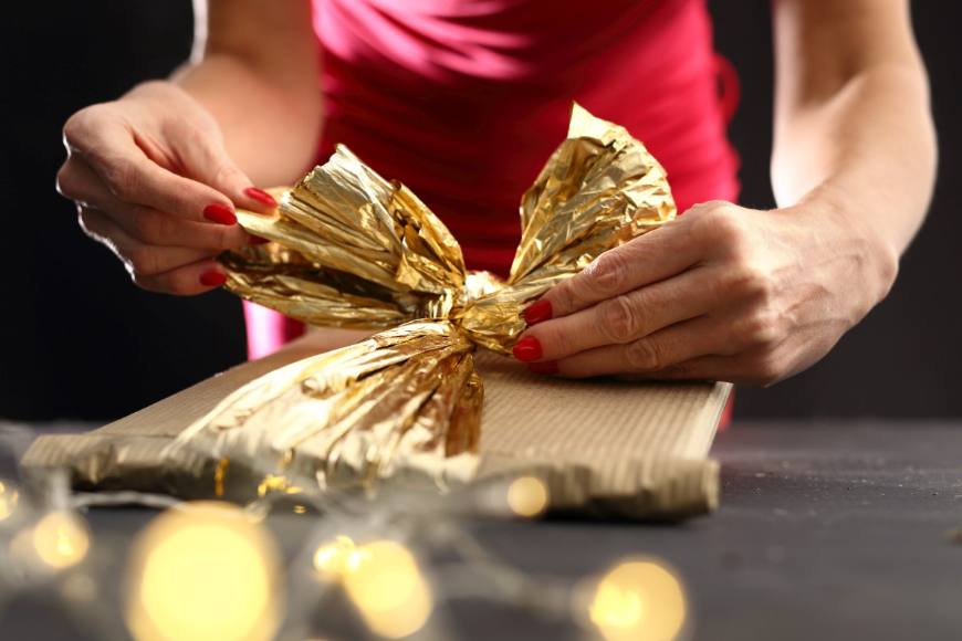 W co zapakować prezent? 5 popularnych rodzajów opakowań na upominki
