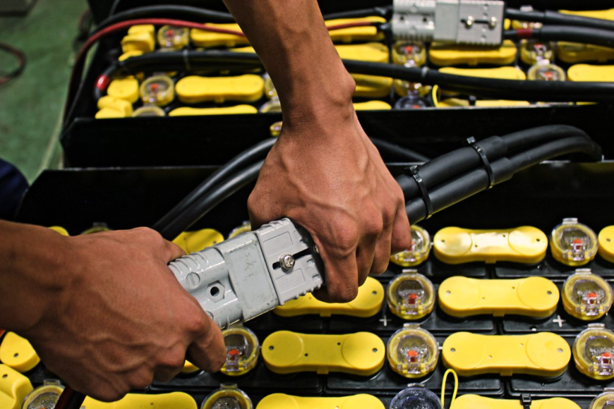 Regenerator baterii trakcyjnych w wózkach widłowych – kupić czy wynająć?