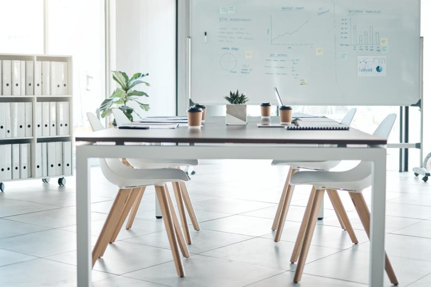 Fotele i krzesła biurowe – dlaczego warto inwestować w meble najwyższej jakości?