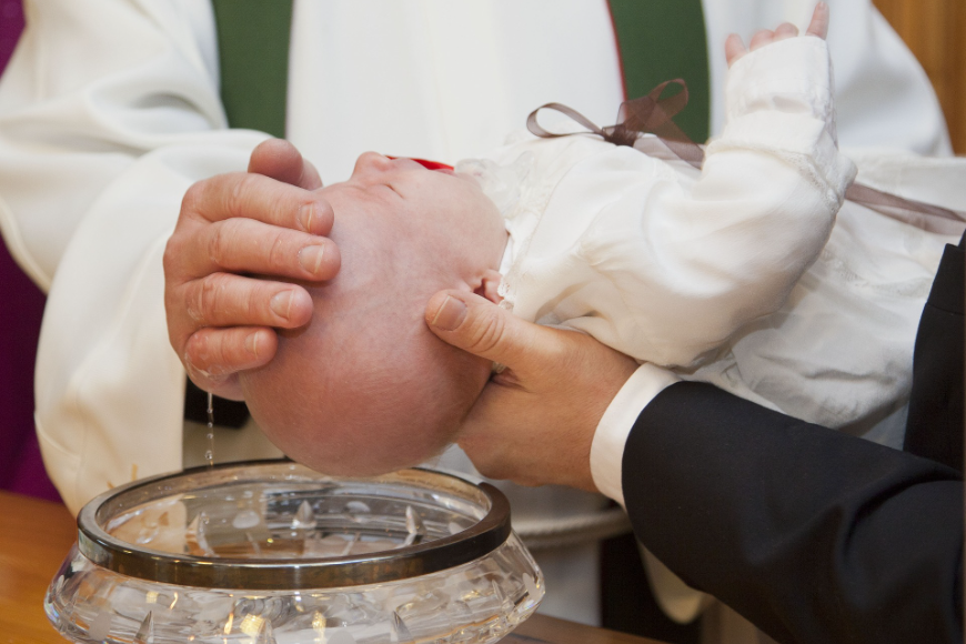 Kto kupuje szatkę na chrzest i kiedy ją nakłada? Co ona symbolizuje?