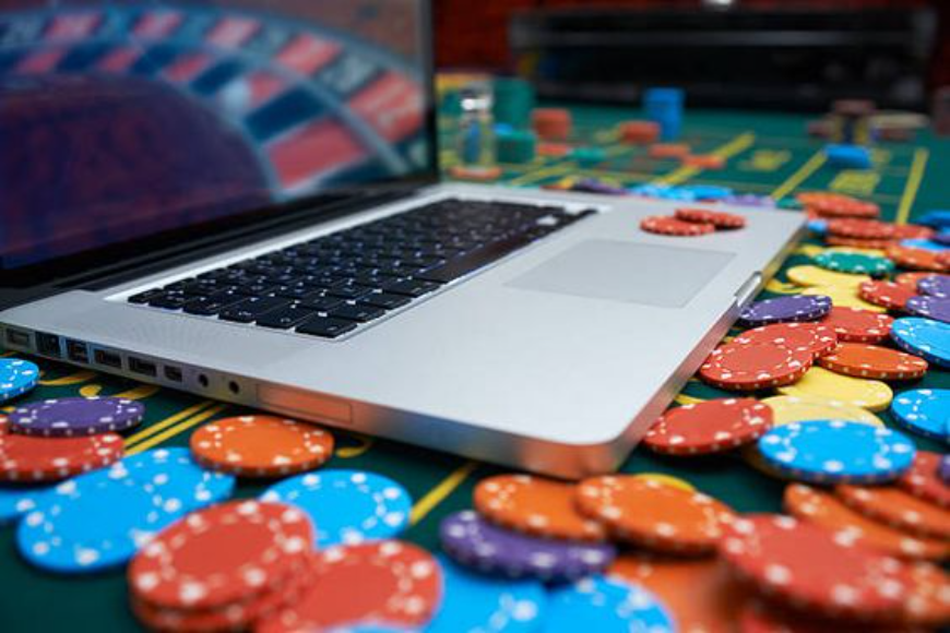 W jaki sposób internetowe serwisy hazardowe przyciągają i zatrzymują graczy?