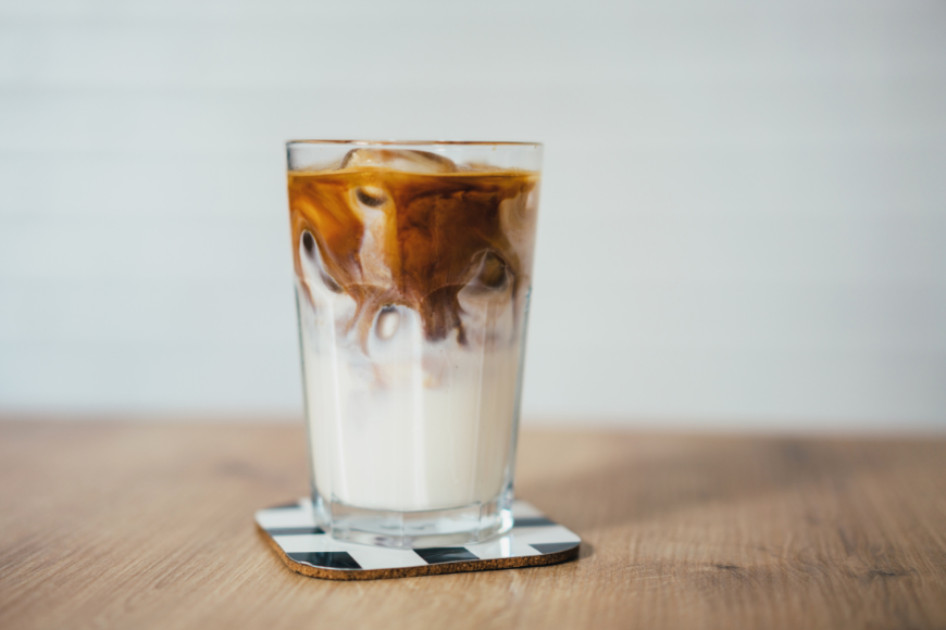 Jak dobrać mleko do kawy mrożonej? Przewodnik po różnych typach mleka