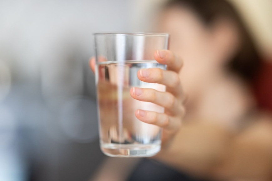 Jak skutecznie zdezynfekować wodę pitną?