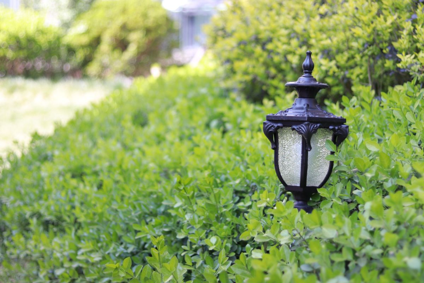 Lampy stojące do ogrodu. Jak wybrać idealne oświetlenie na zewnątrz?