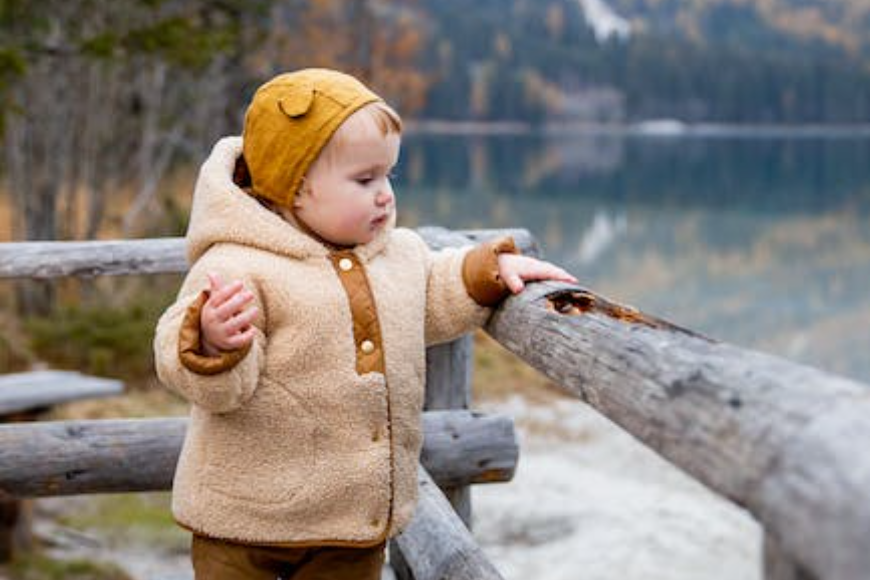 Jak wybrać ciepłe ubranka na zimę dla dziecka?