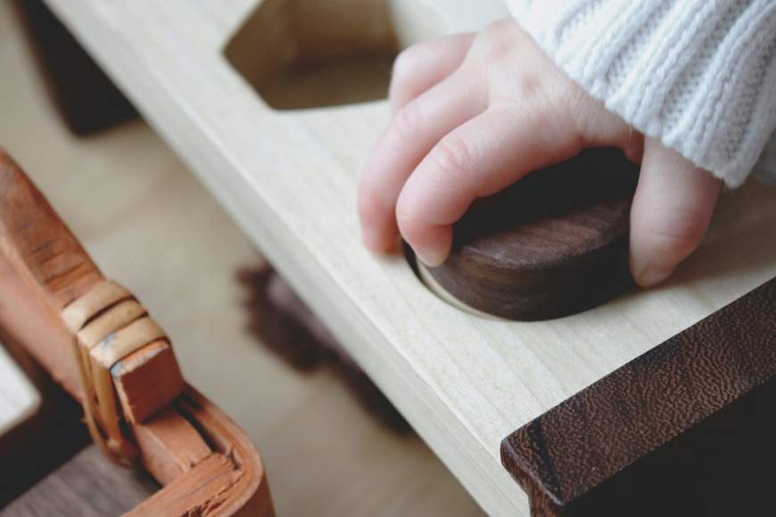 Czy warto kupić zabawki z drewna? Poznaj dostępne opcje