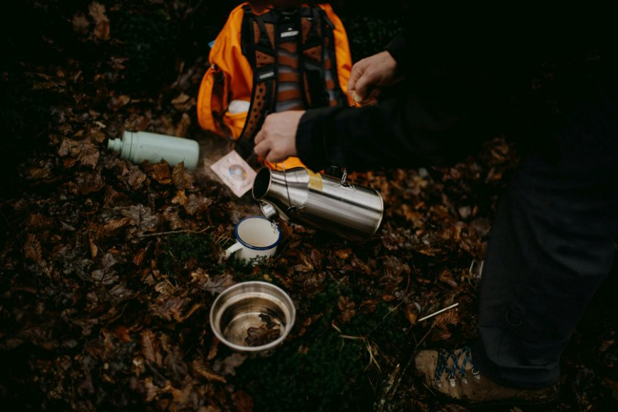 Wyjazdy bushcraftowe a firmowa integracja – czy da się je połączyć?