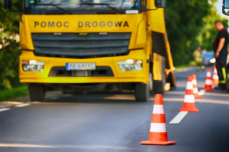 Jak działa pomoc drogowa dla aut ciężarowych i co zawiera usługa?