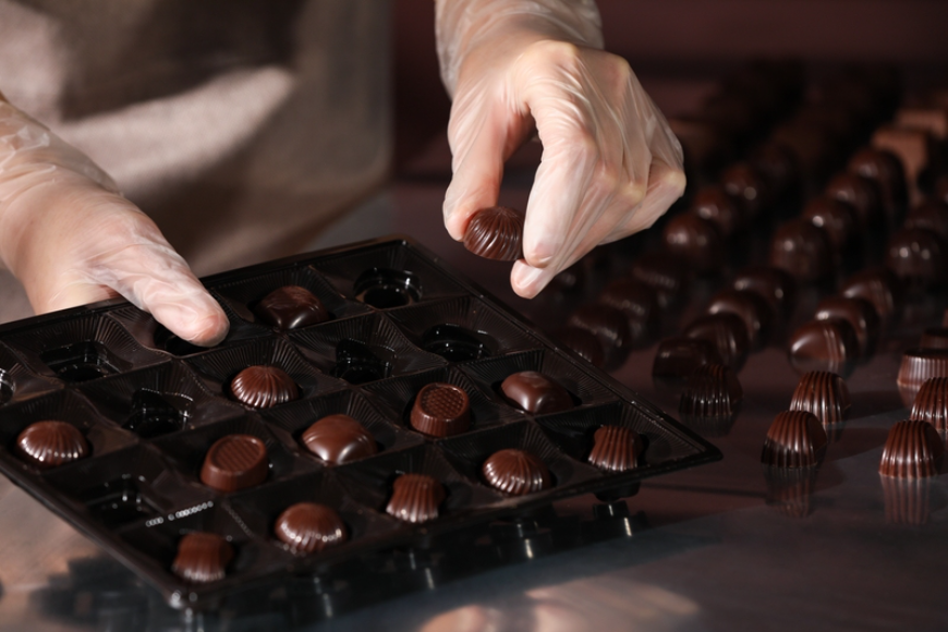 Od receptury do formy – technologia stojąca za perfekcyjną praliną