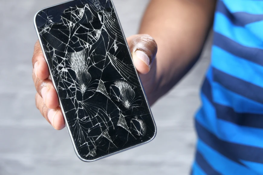 Wymiana wyświetlacza iPhone - kiedy naprawa jest konieczna i jak wygląda w praktyce?