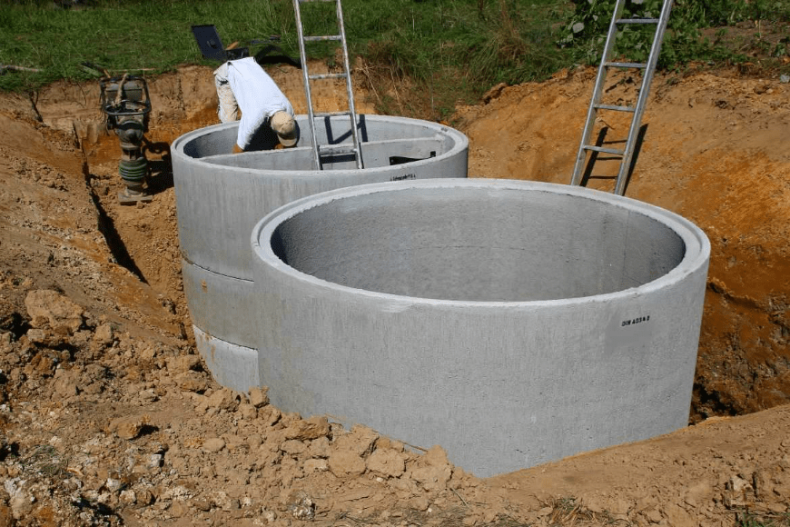 Szamba betonowe – co warto wiedzieć przed wyborem kanalizacji bezdopływowej?